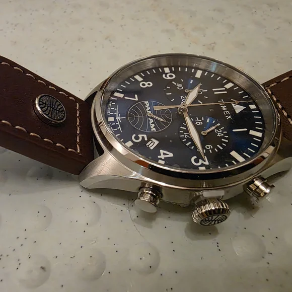 Elegant Brown Leather Bag with Timeless Design - Picture 5 of 6